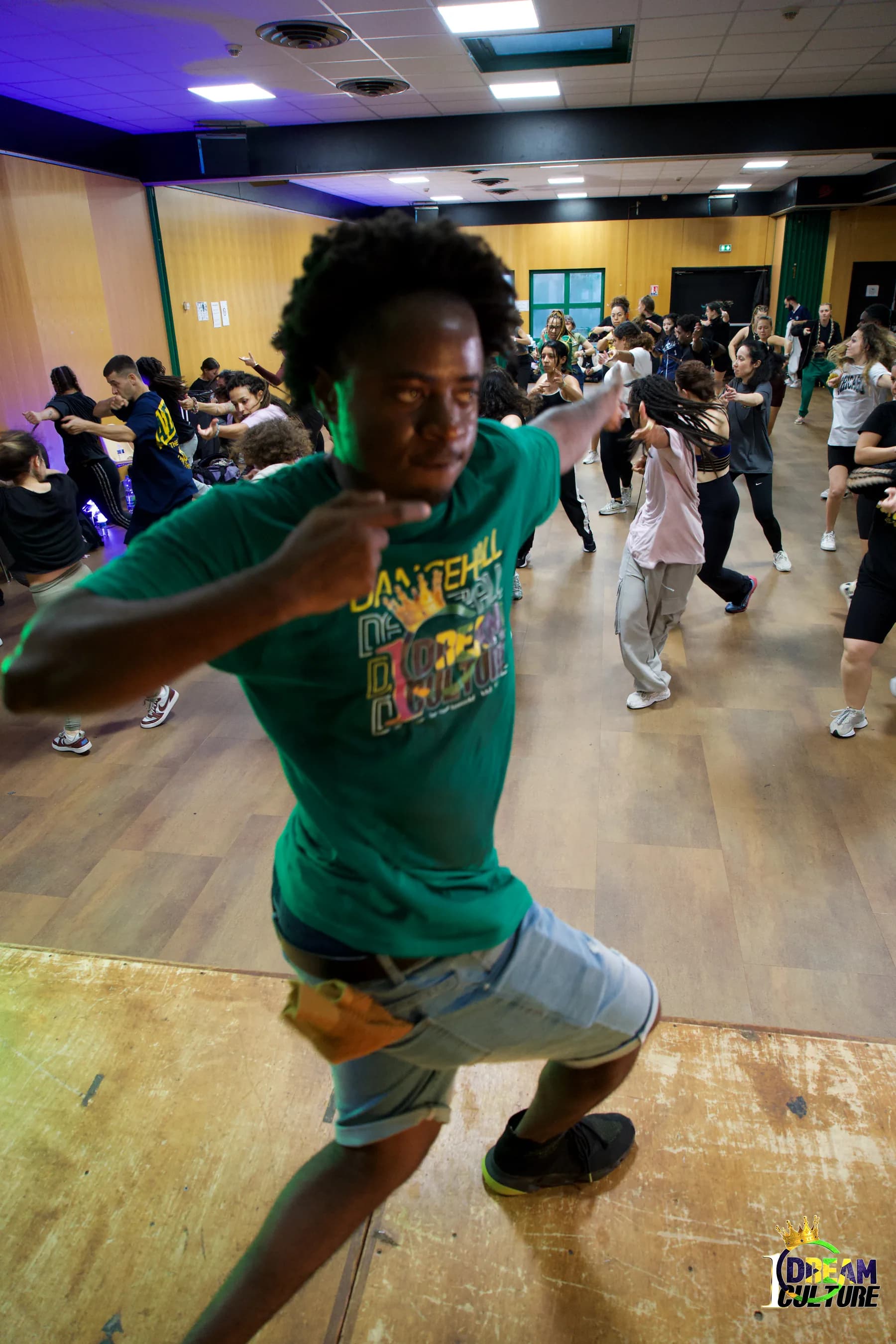 Kriptic mène un cours de Dancehall, le studio entier en mouvement derrière lui